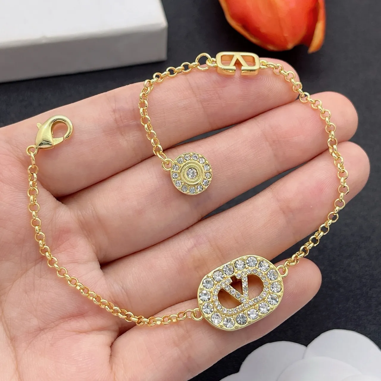 Valentino VLogo Encanto Oval Gold-Tone Pulseira de Corrente 8