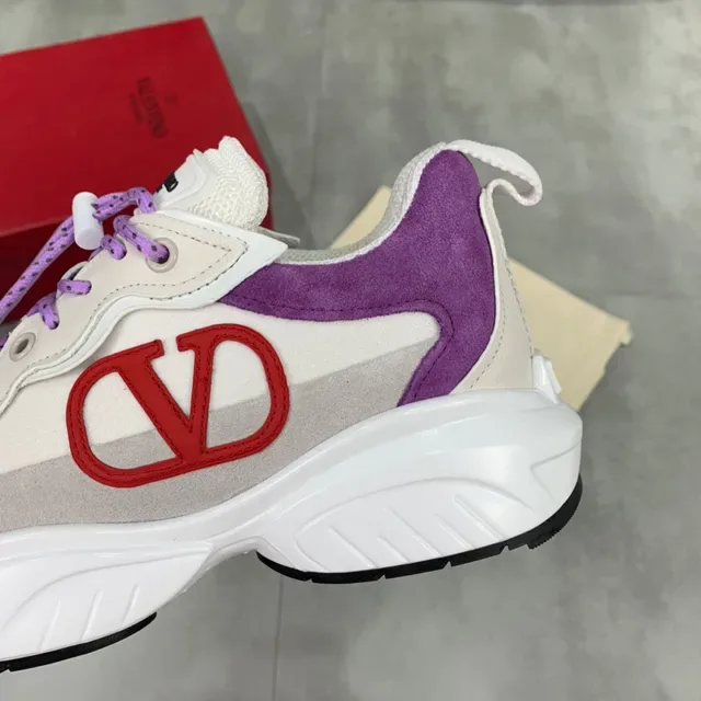 Valentino VLTN বেইজ পার্পল সোল মিক্সড ম্যাটেরিয়াল আপার চাঙ্কি স্নিকার 4