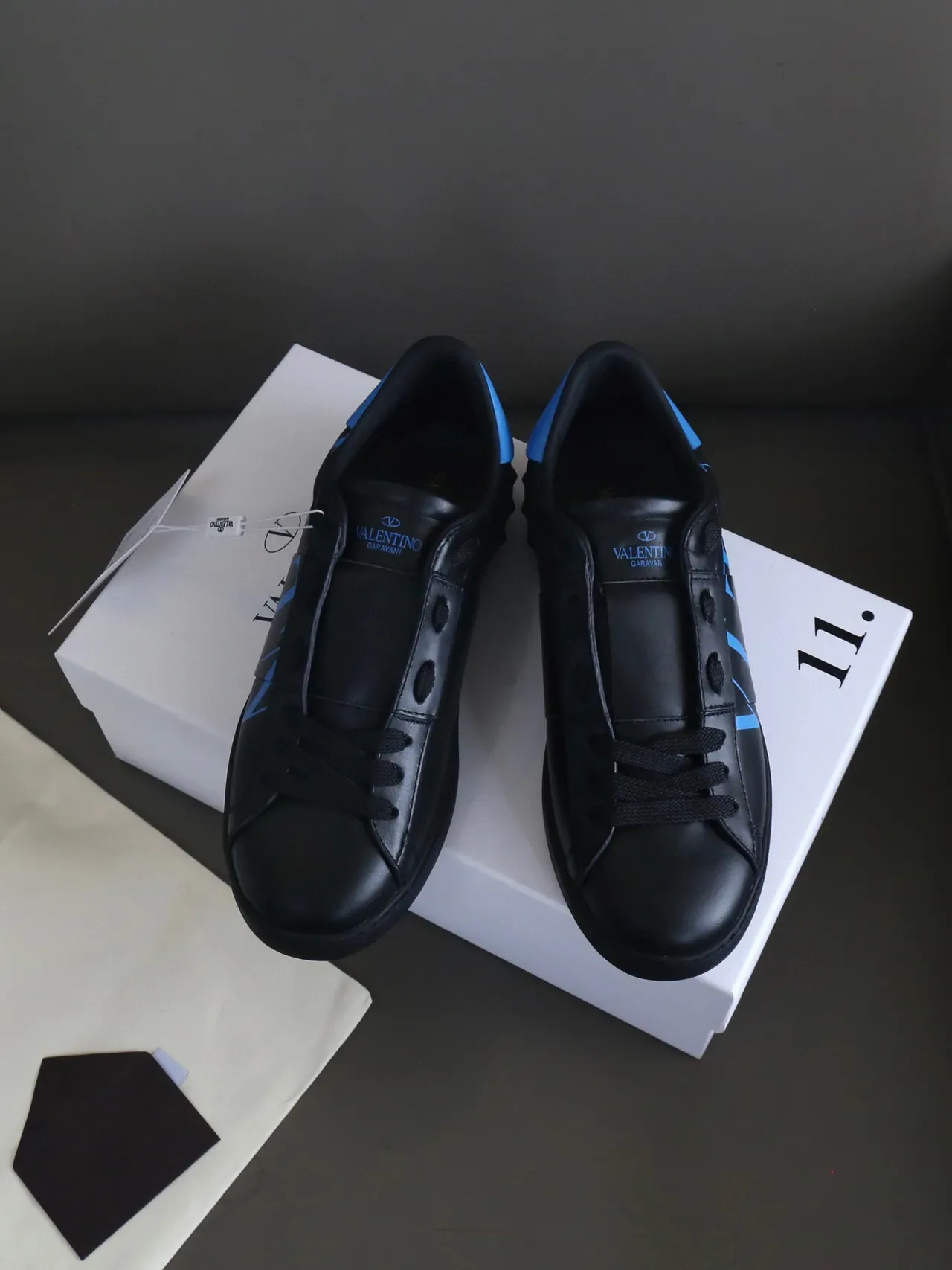 Valentino VLTN Baskets Lifestyle en Cuir Noir et Bleu 3