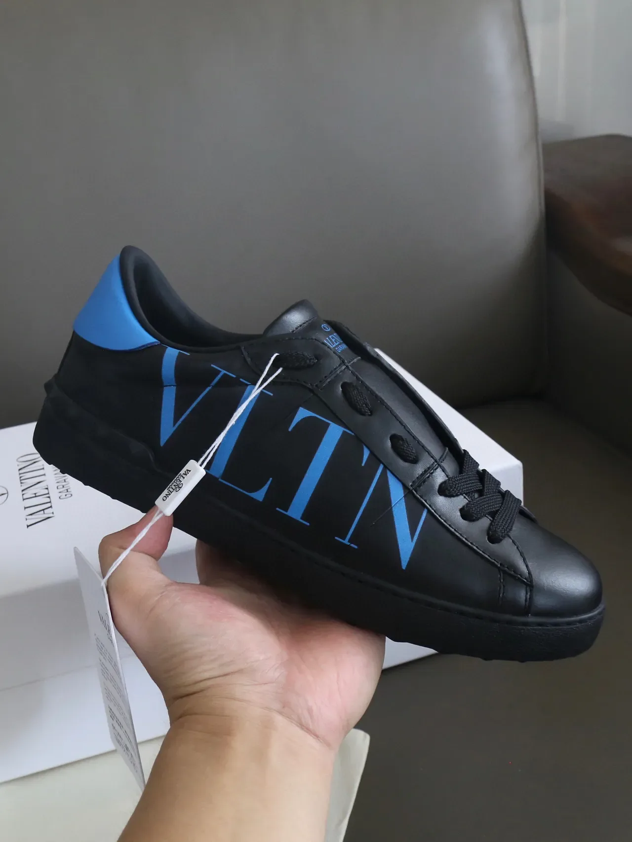 Valentino VLTN Baskets Lifestyle en Cuir Noir et Bleu 4
