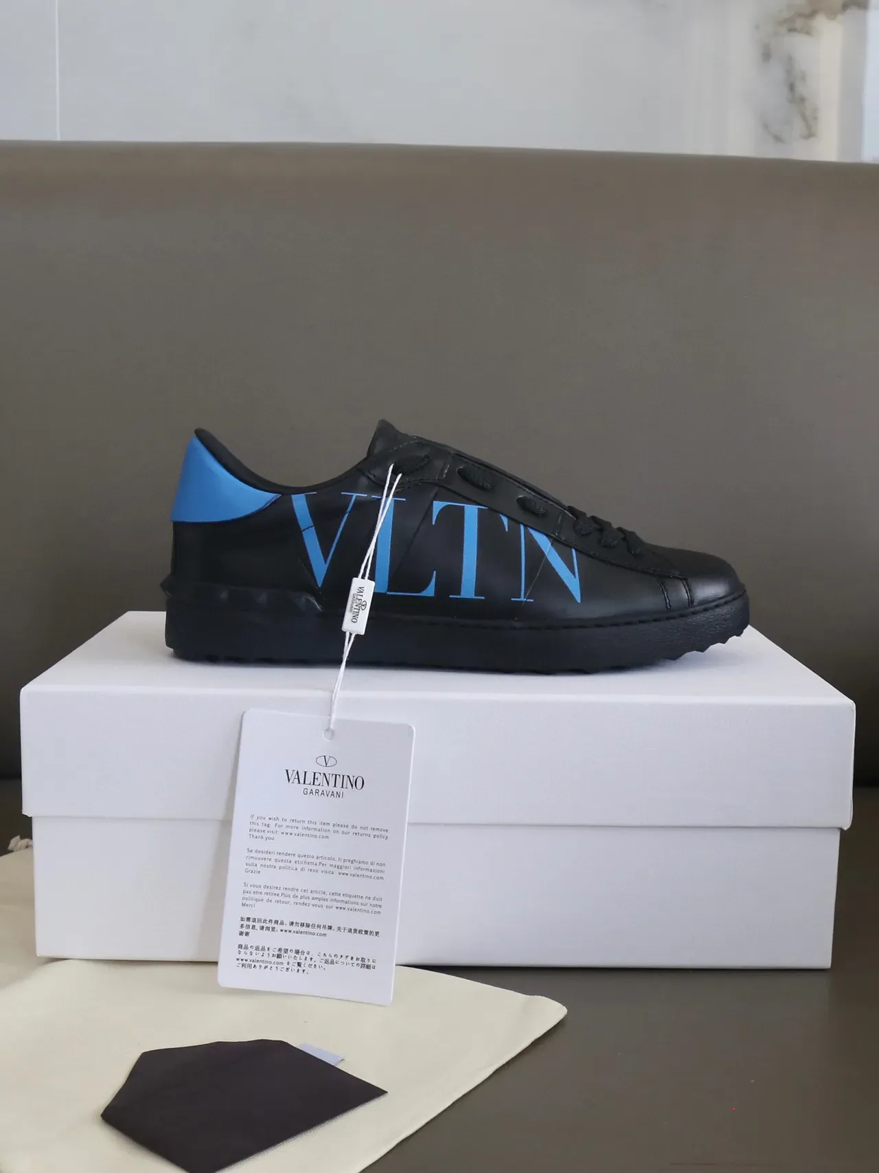 Valentino VLTN Baskets Lifestyle en Cuir Noir et Bleu 5