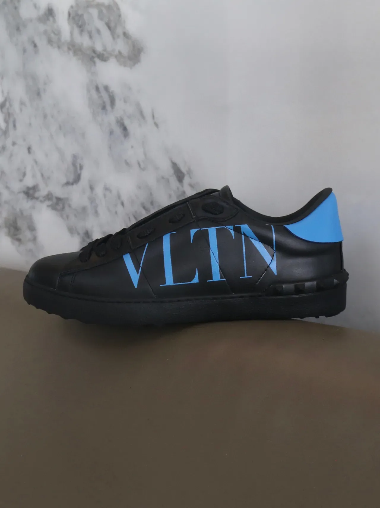 Valentino VLTN Baskets Lifestyle en Cuir Noir et Bleu 6