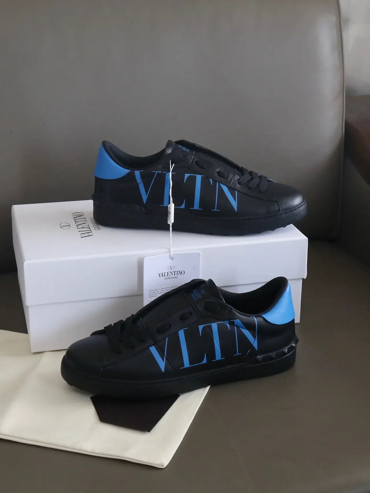 Valentino VLTN Baskets Lifestyle en Cuir Noir et Bleu 7
