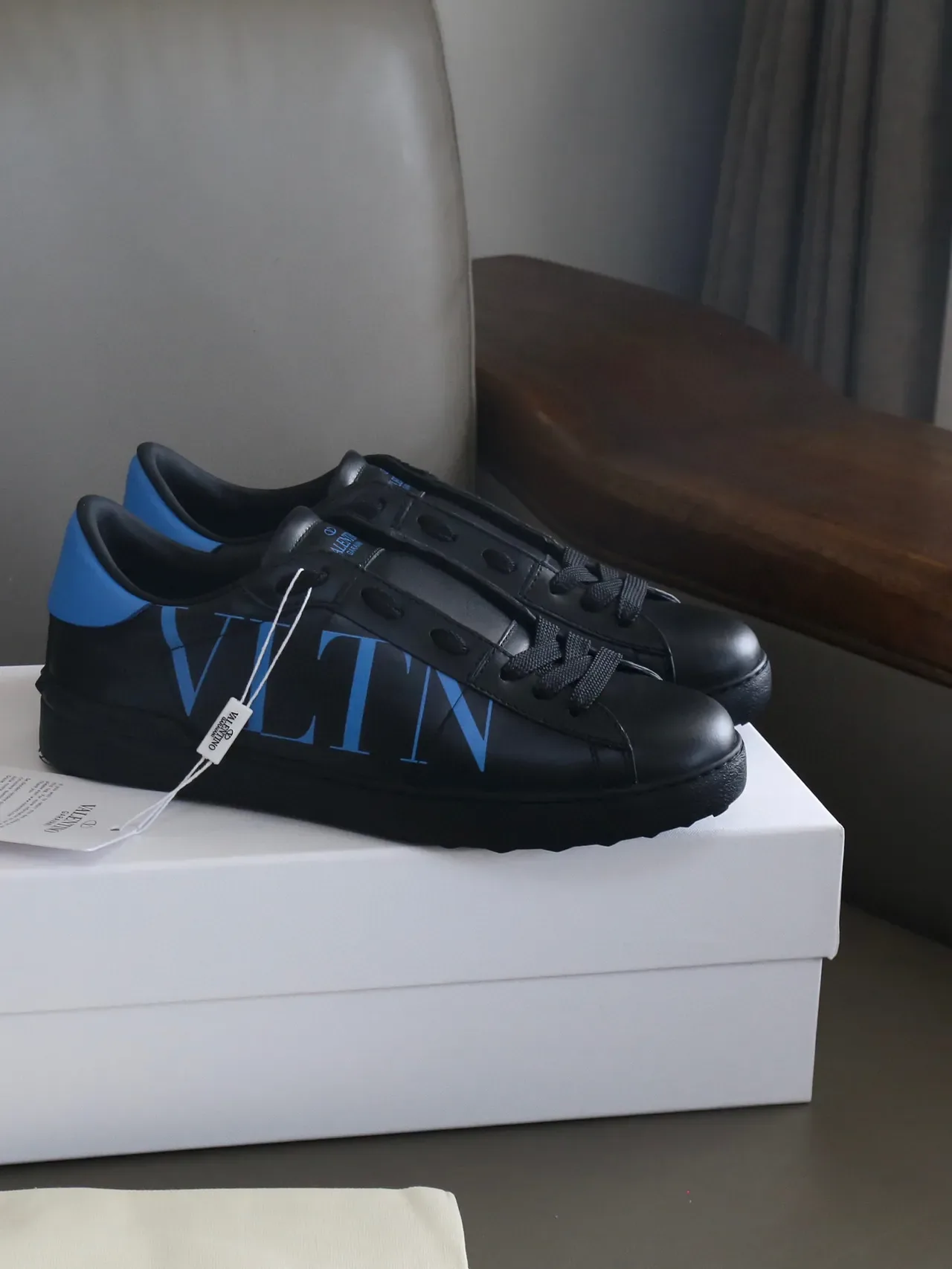 Valentino VLTN Baskets Lifestyle en Cuir Noir et Bleu 8