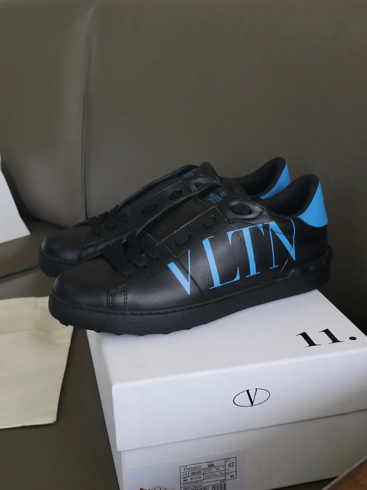 Valentino VLTN Baskets Lifestyle en Cuir Noir et Bleu 9