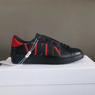 Valentino VLTN sneakers de cuero negro y rojo de estilo de vida