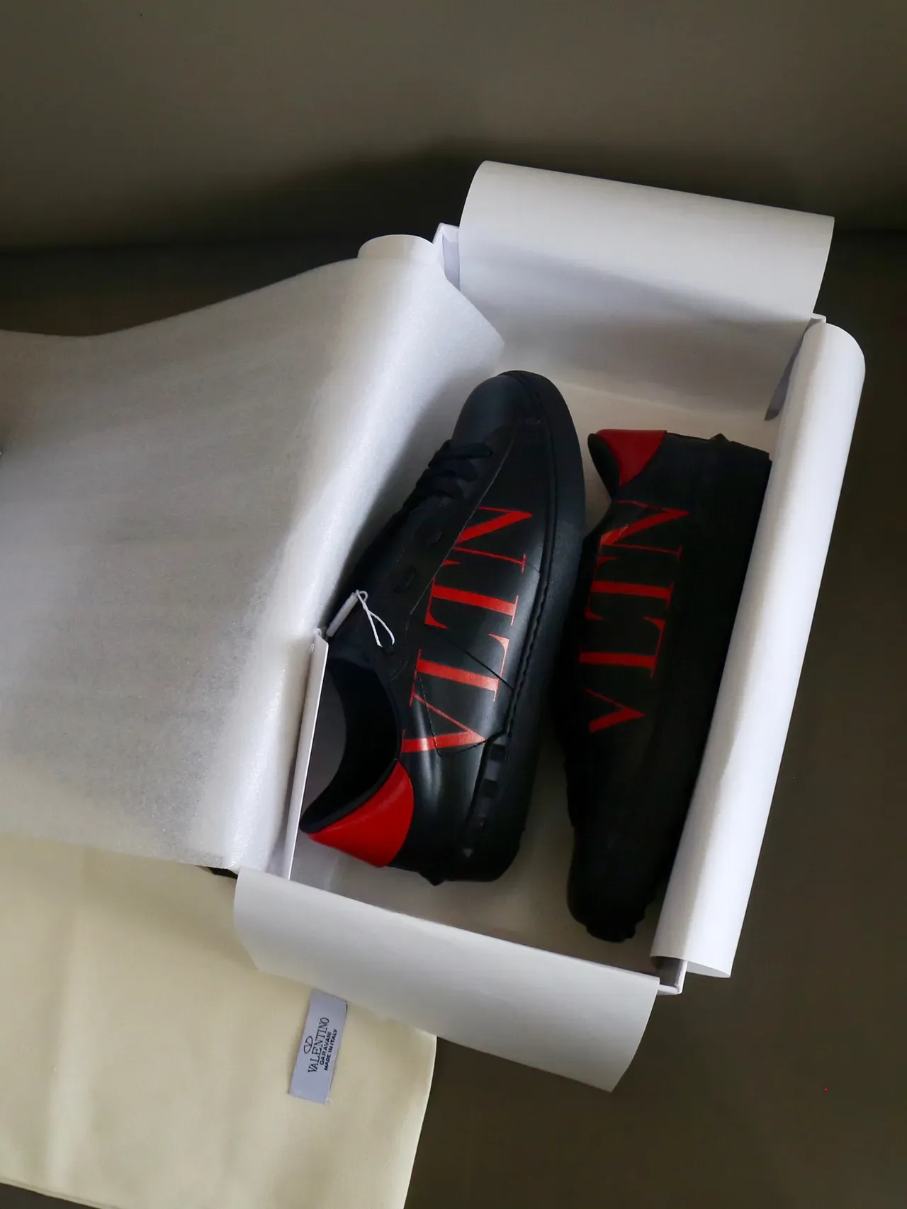 Valentino VLTN sneakers en cuir noir et rouge style de vie 2