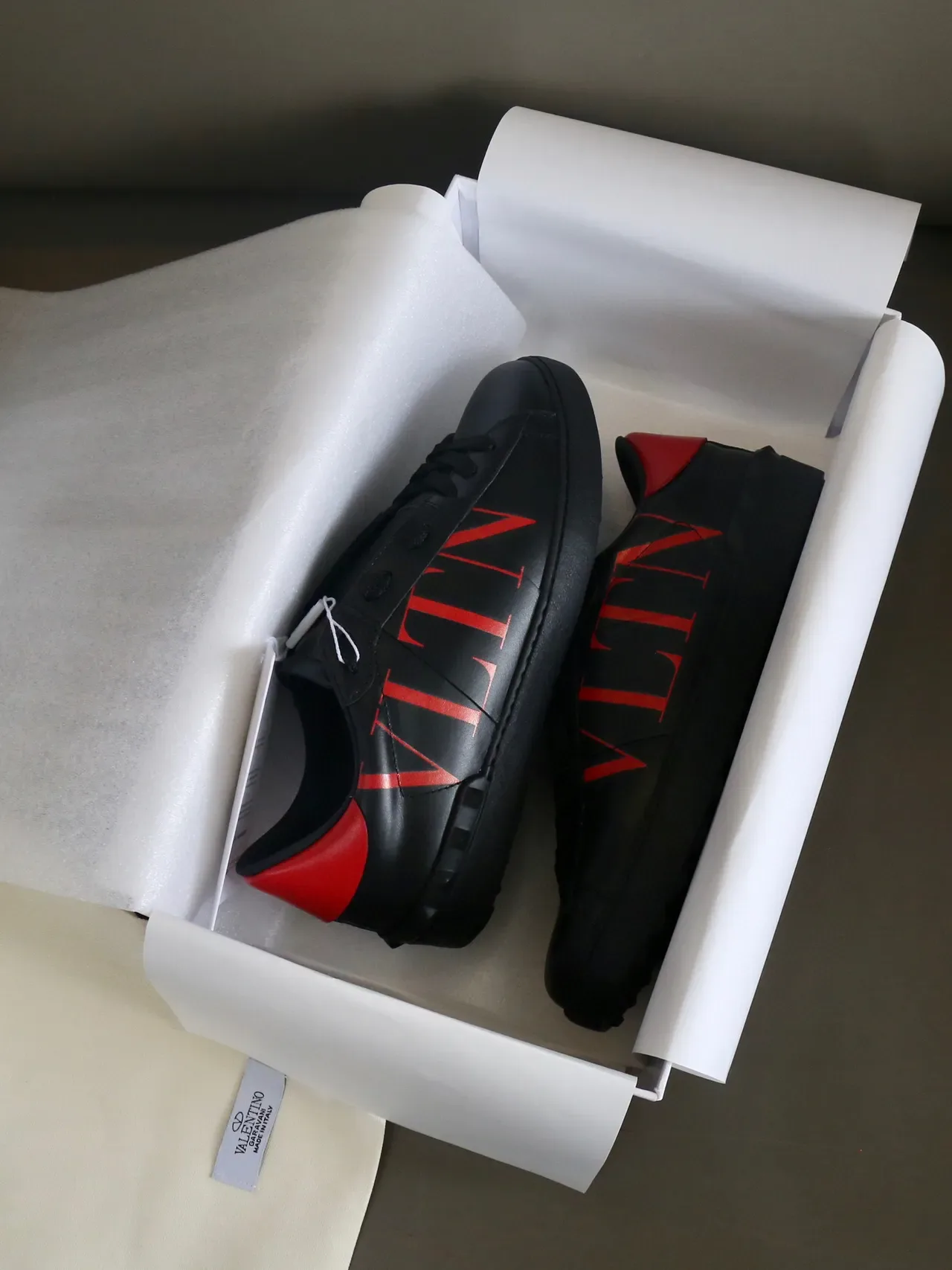 Valentino VLTN sneakers en cuir noir et rouge style de vie 3