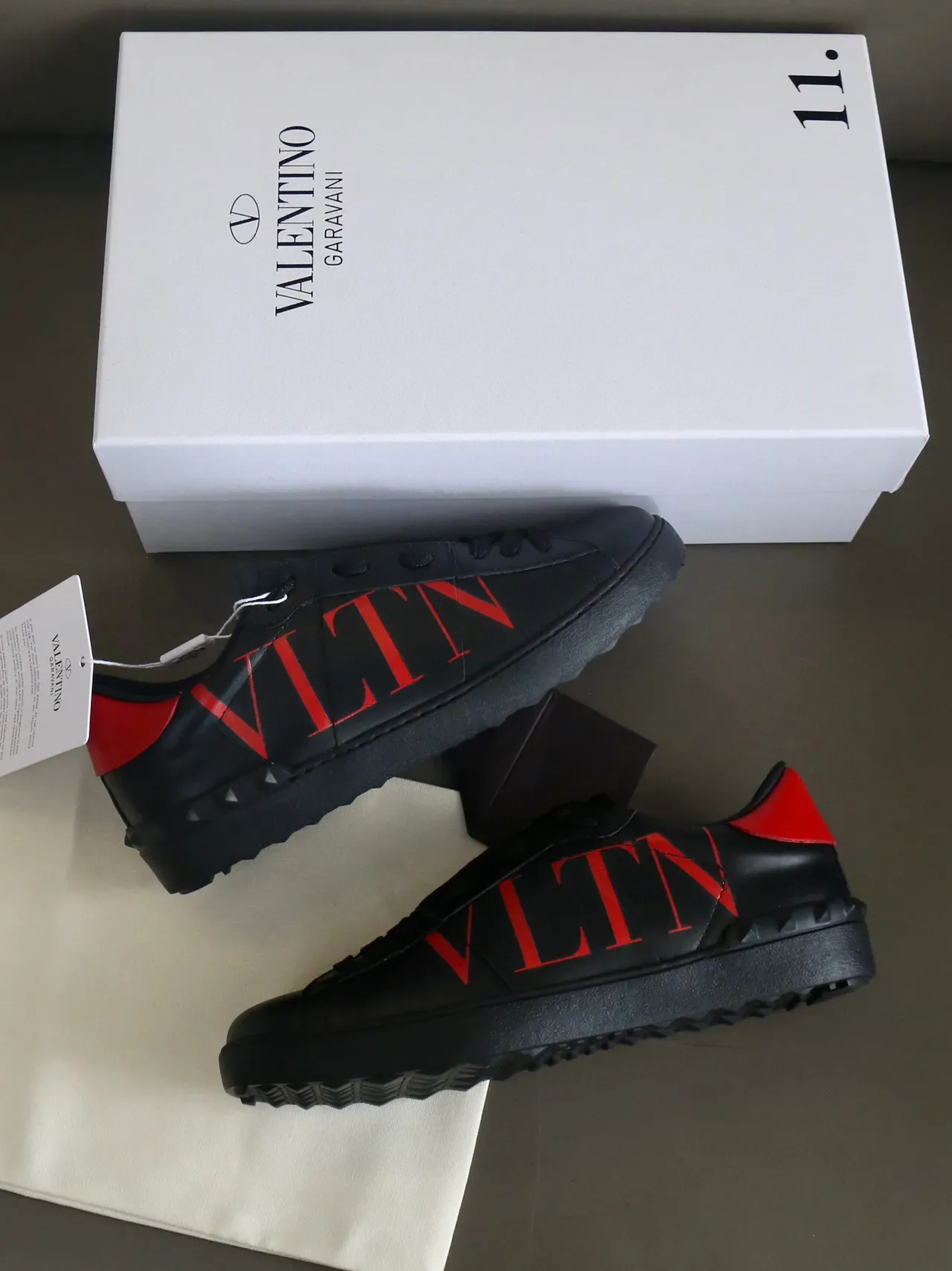 Valentino VLTN sneakers en cuir noir et rouge style de vie 4