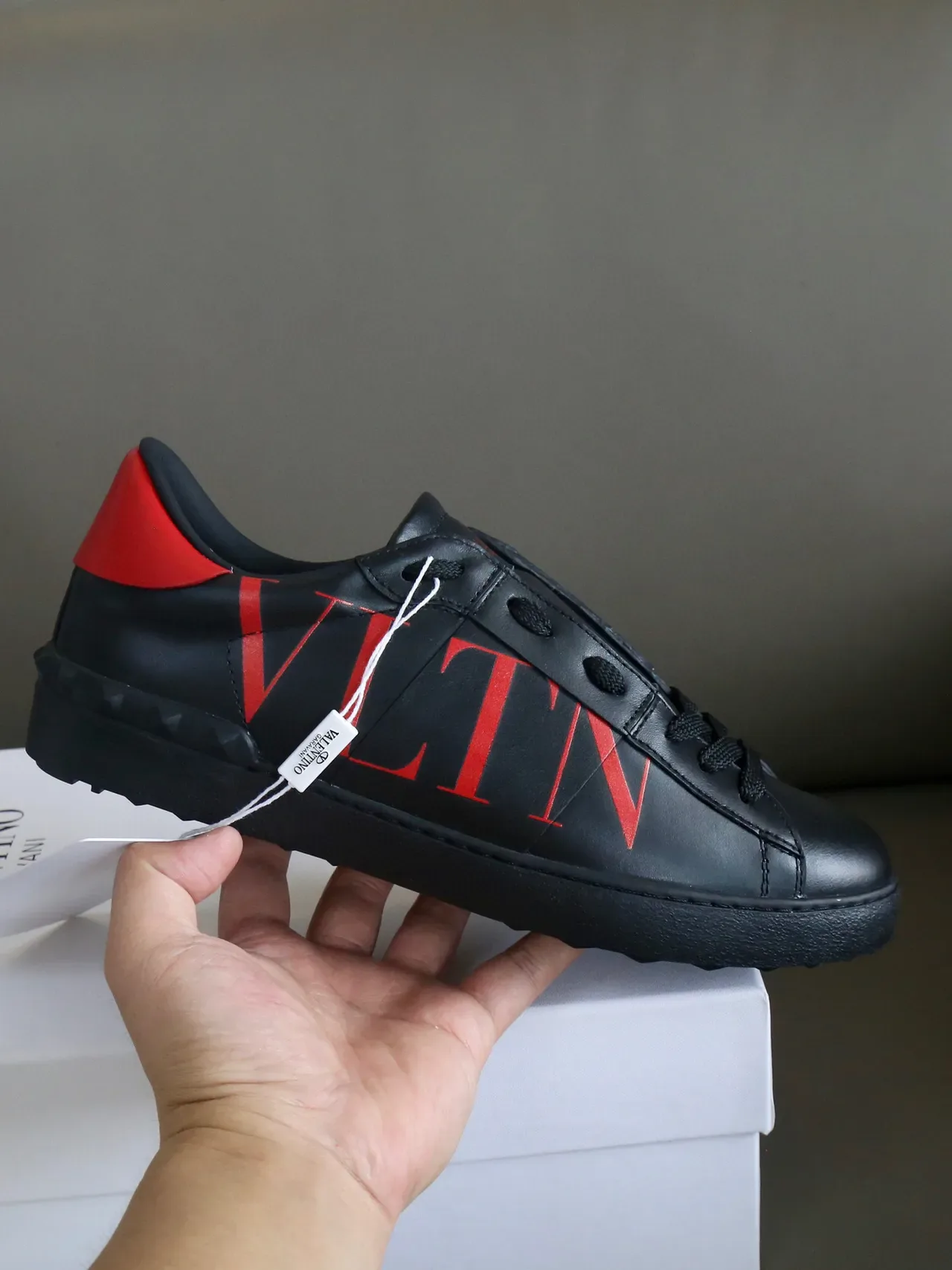 Valentino VLTN sneakers en cuir noir et rouge style de vie 5