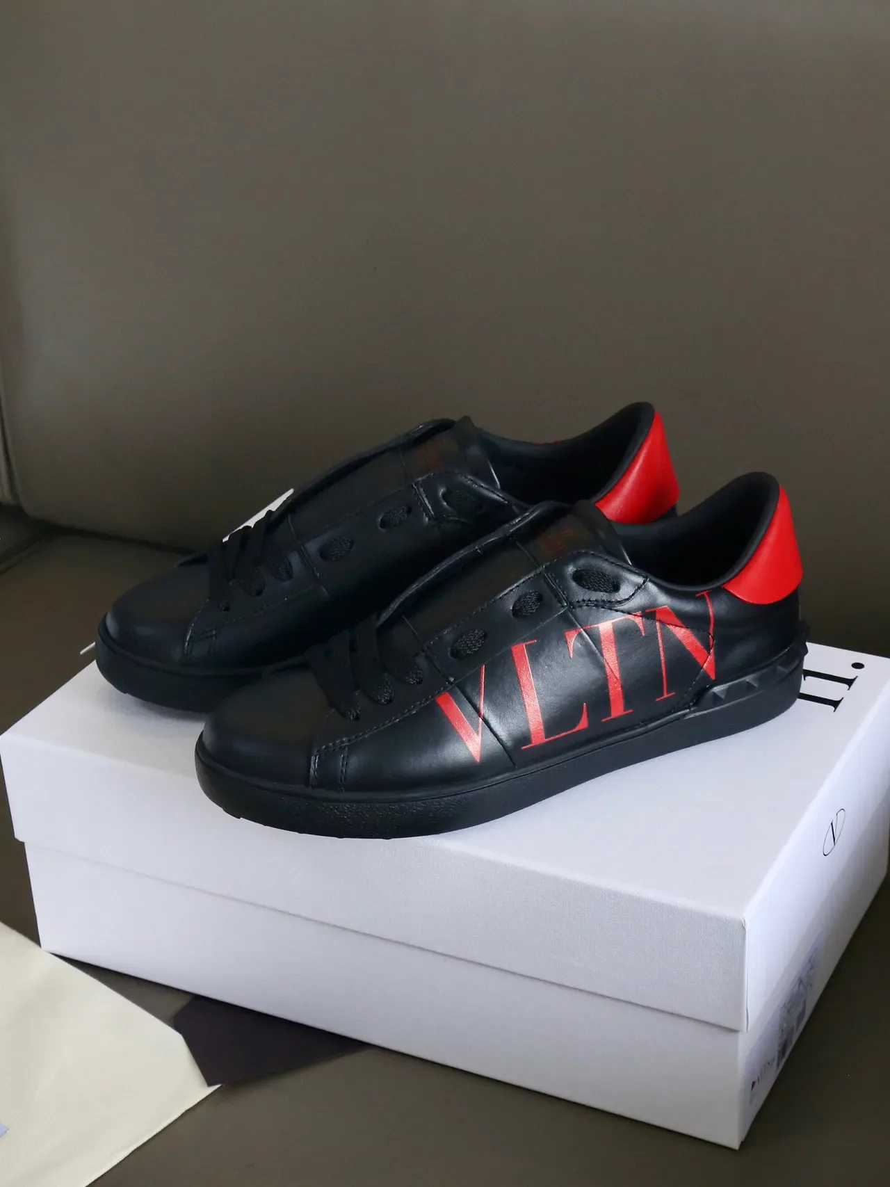 Valentino VLTN sneakers en cuir noir et rouge style de vie 6