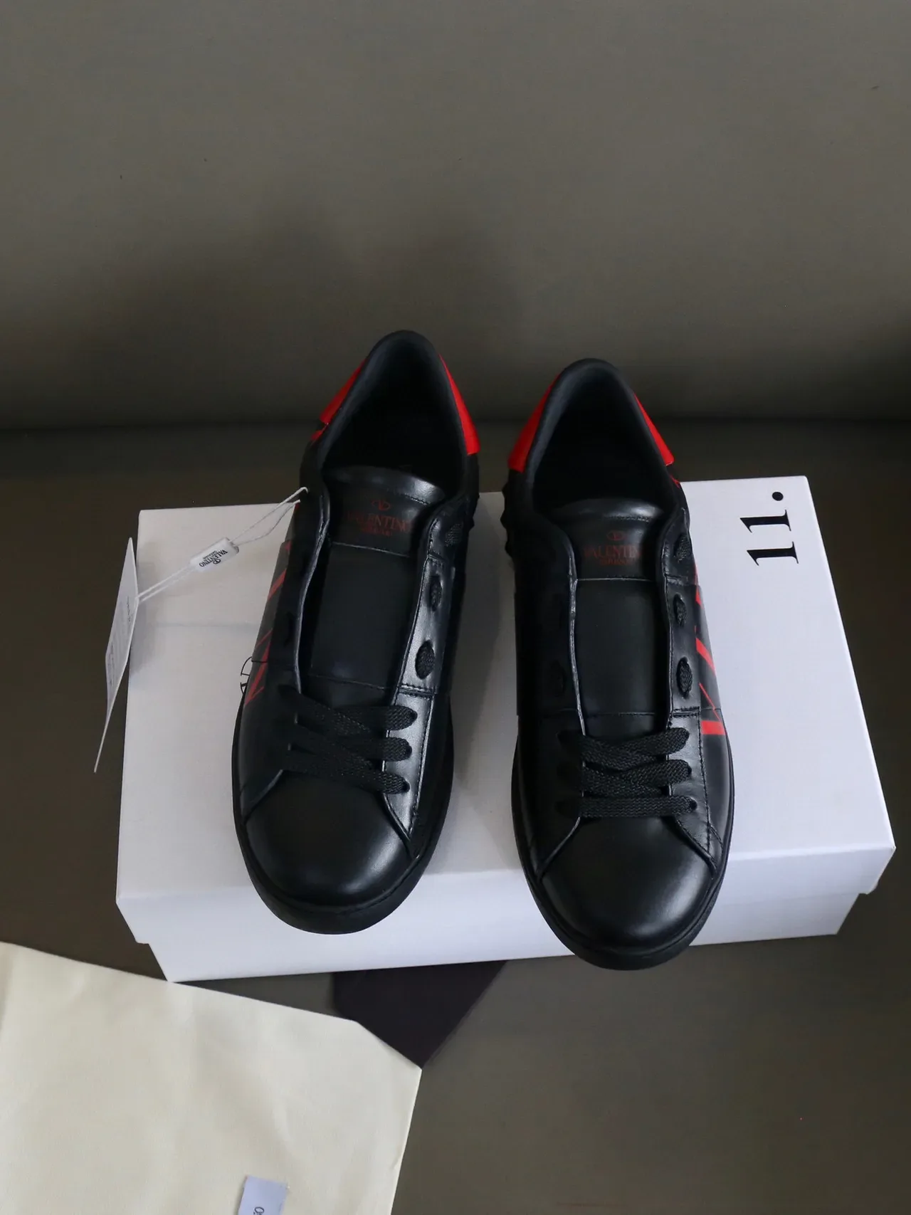 Valentino VLTN sneakers en cuir noir et rouge style de vie 7