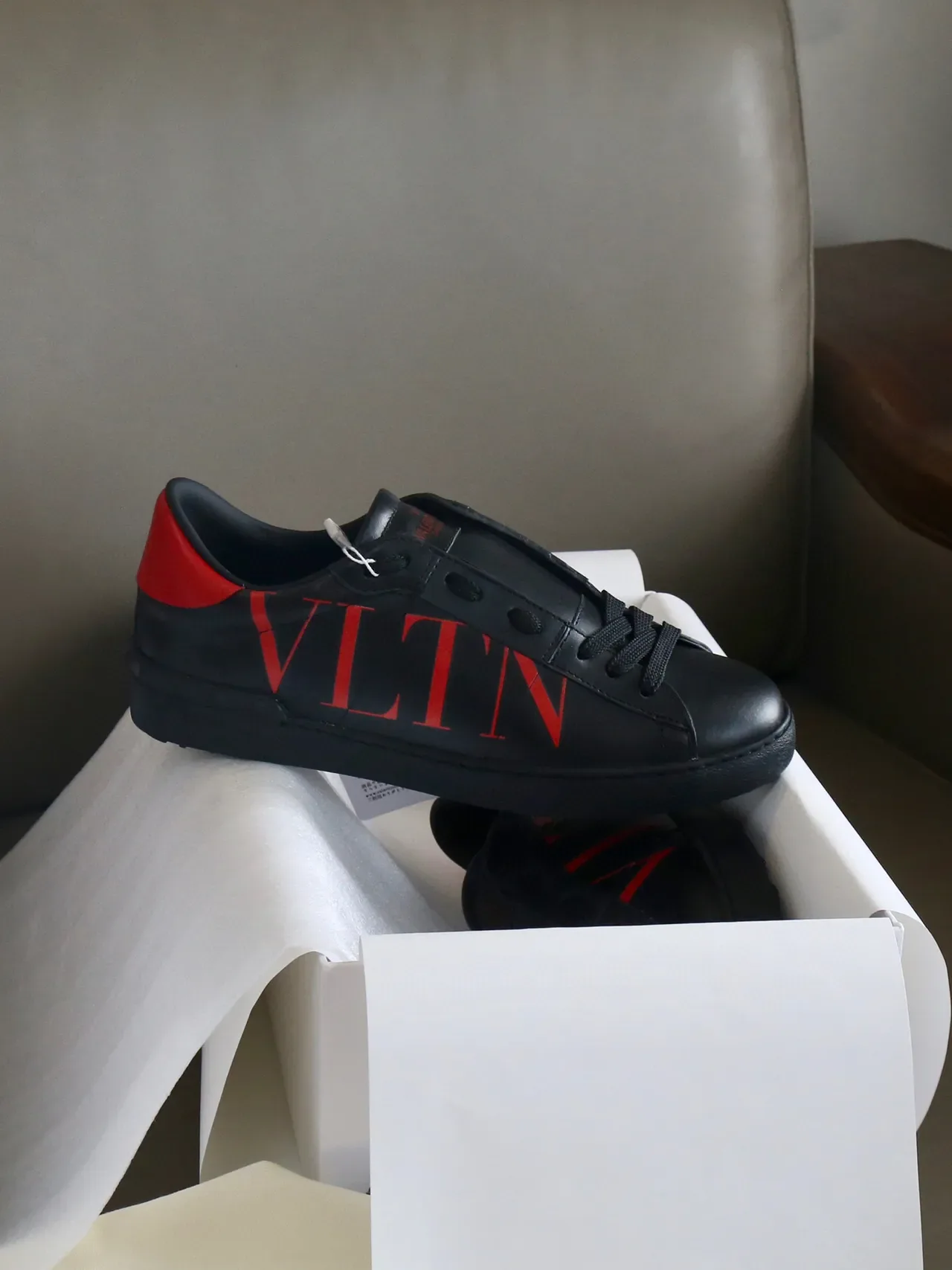 Valentino VLTN sneakers en cuir noir et rouge style de vie 8