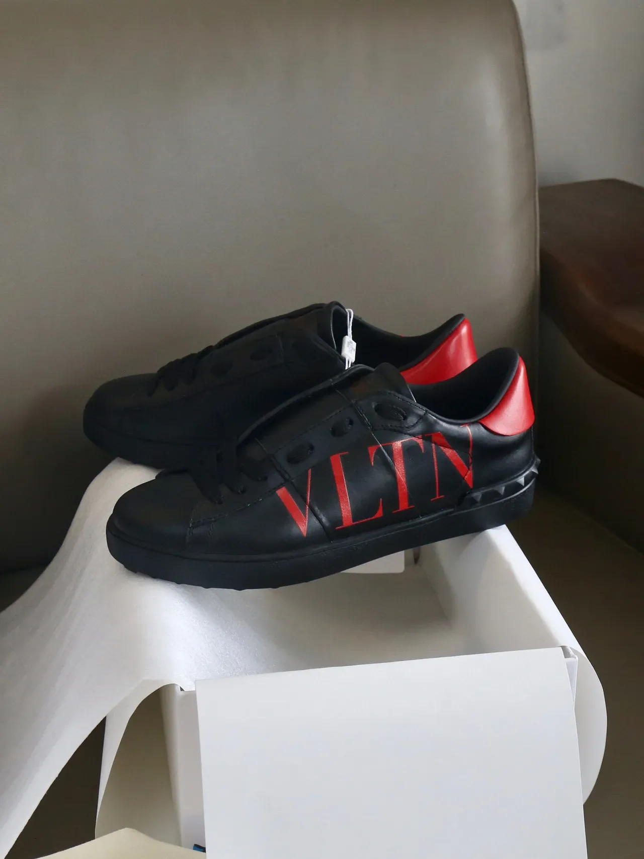 Valentino VLTN sneakers en cuir noir et rouge style de vie 9