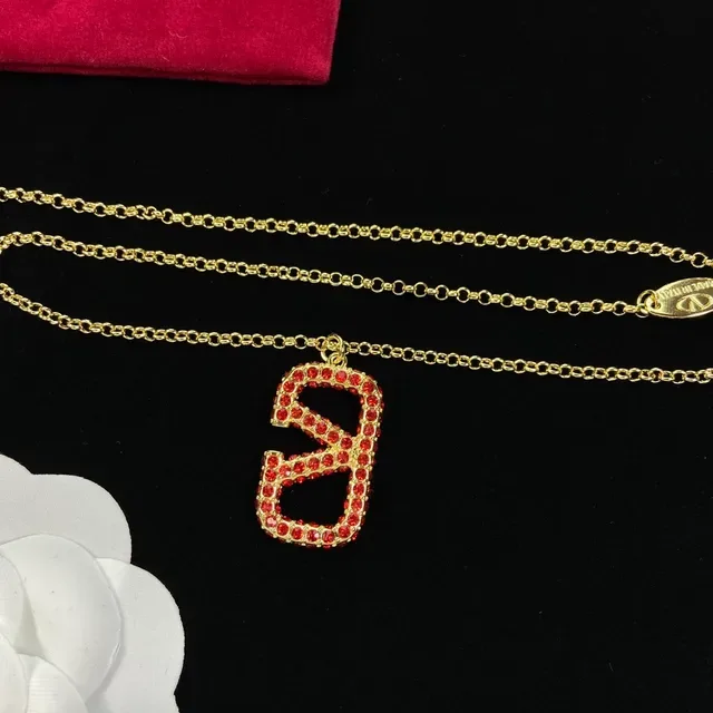 Valentino VLTN Collier pendentif logo cristal rouge 3