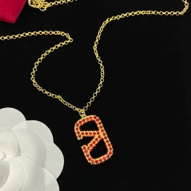 Valentino VLTN Collier pendentif logo cristal rouge 4