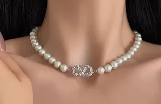 Valentino VLTN Collier de perles blanches argent chaîne fermoir pavé 2