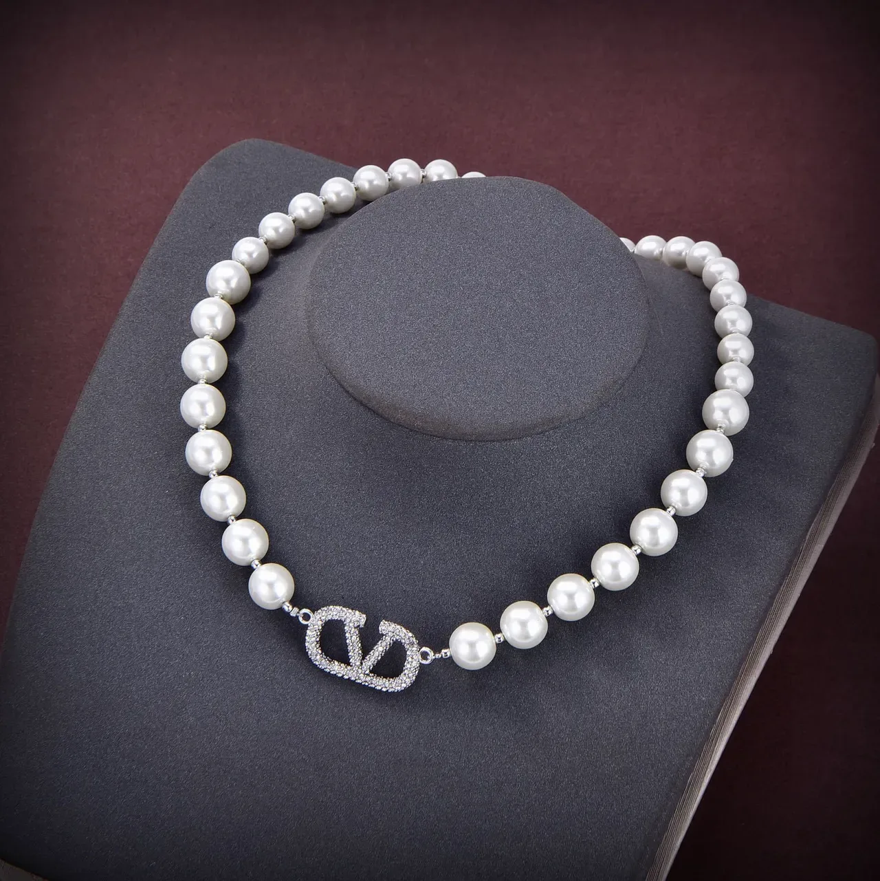 Valentino VLTN Collier de perles blanches argent chaîne fermoir pavé 3
