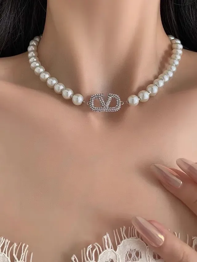 Valentino VLTN Collier de perles blanches argent chaîne fermoir pavé 8