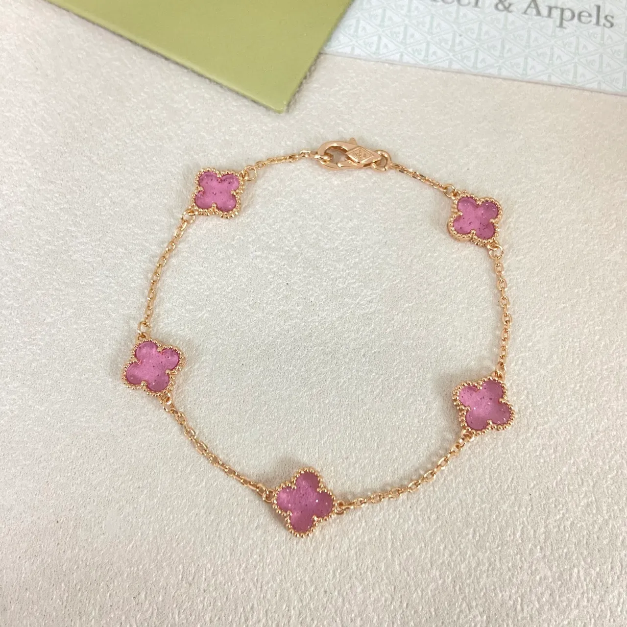 Van Cleef & Arpels Alhambra Five Motif bracelet en émail rose 2