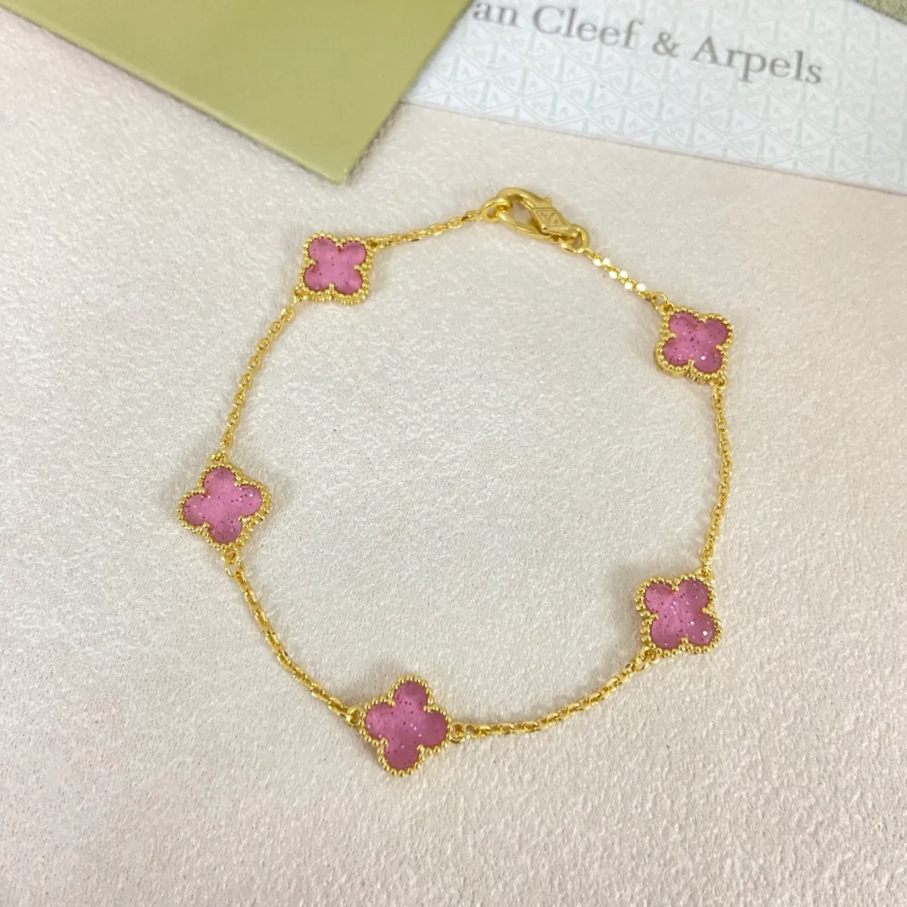 Van Cleef & Arpels Alhambra Five Motif bracelet en émail rose 4
