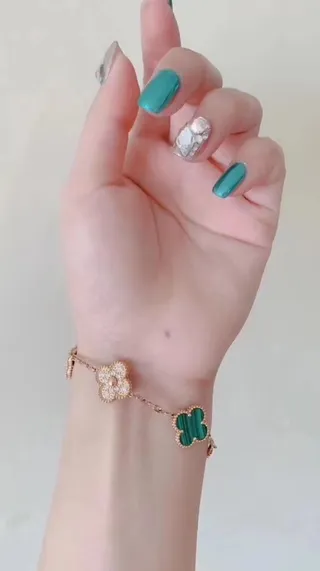 Van Cleef & Arpels Alhambra Or Vert bracelet incrusté de malachite 3