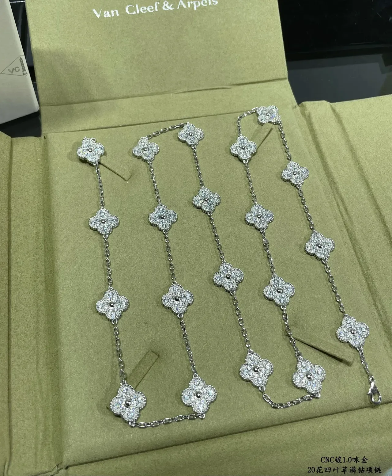 Van Cleef & Arpels Alhambra 20 Motif Collier en or et platine diamants 5