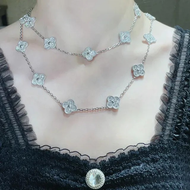 Van Cleef & Arpels Alhambra 20 Motif Collier en or et platine diamants 9