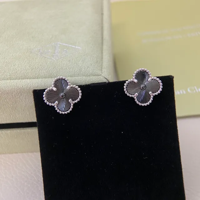 Van Cleef & Arpels Alhambra Boucles d'Oreilles Émail Noir Trèfle à Quatre Feuilles 3