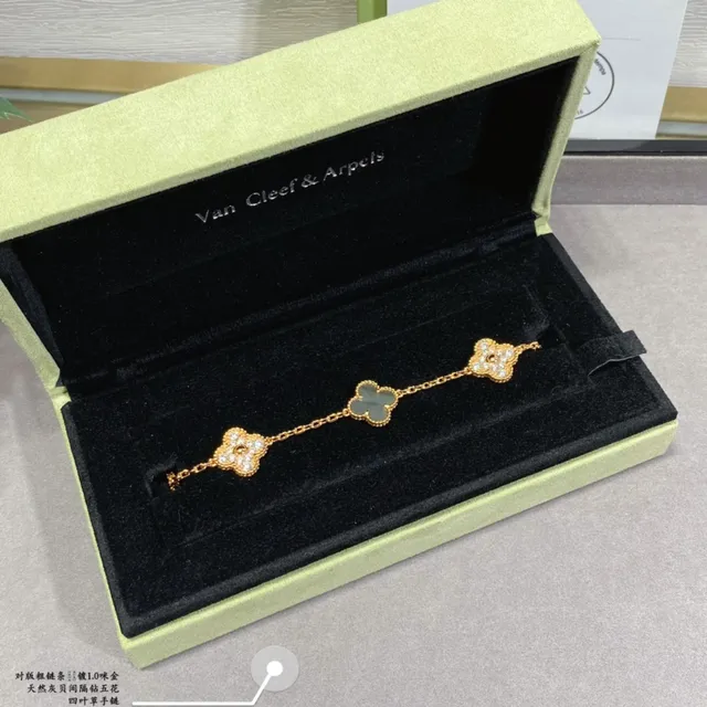 Van Cleef & Arpels Alhambra 四叶草 金色与珍珠母贝手链 3