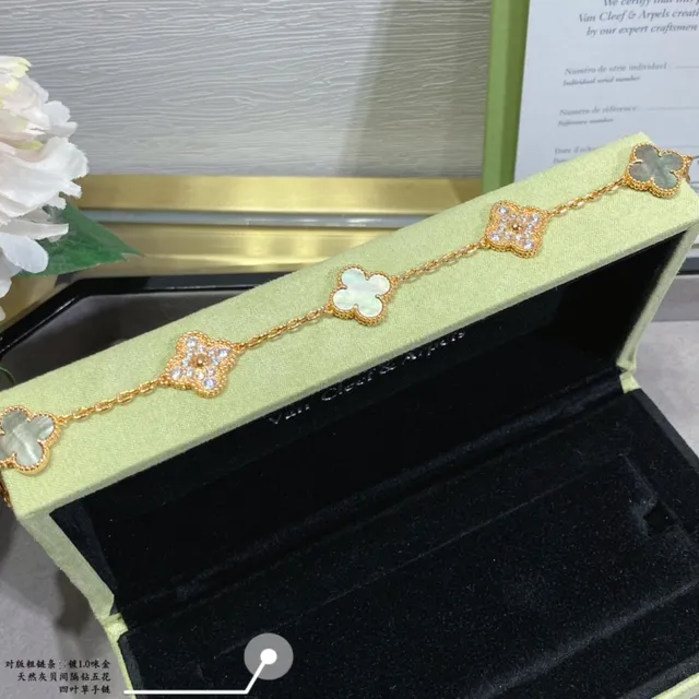 Van Cleef & Arpels Alhambra 四叶草 金色与珍珠母贝手链 5