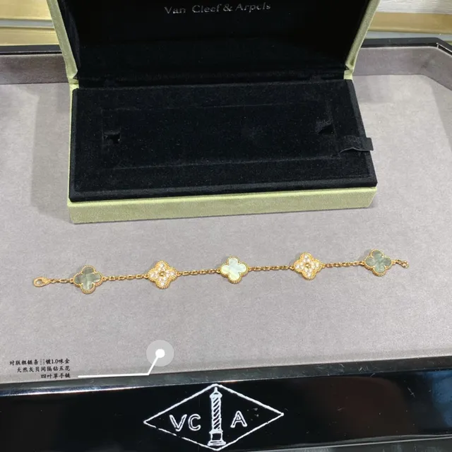 Van Cleef & Arpels Alhambra 四叶草 金色与珍珠母贝手链 6