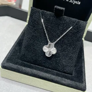 Van Cleef & Arpels ألهامبرا قلادة كلفر ذو أوراق أربعة