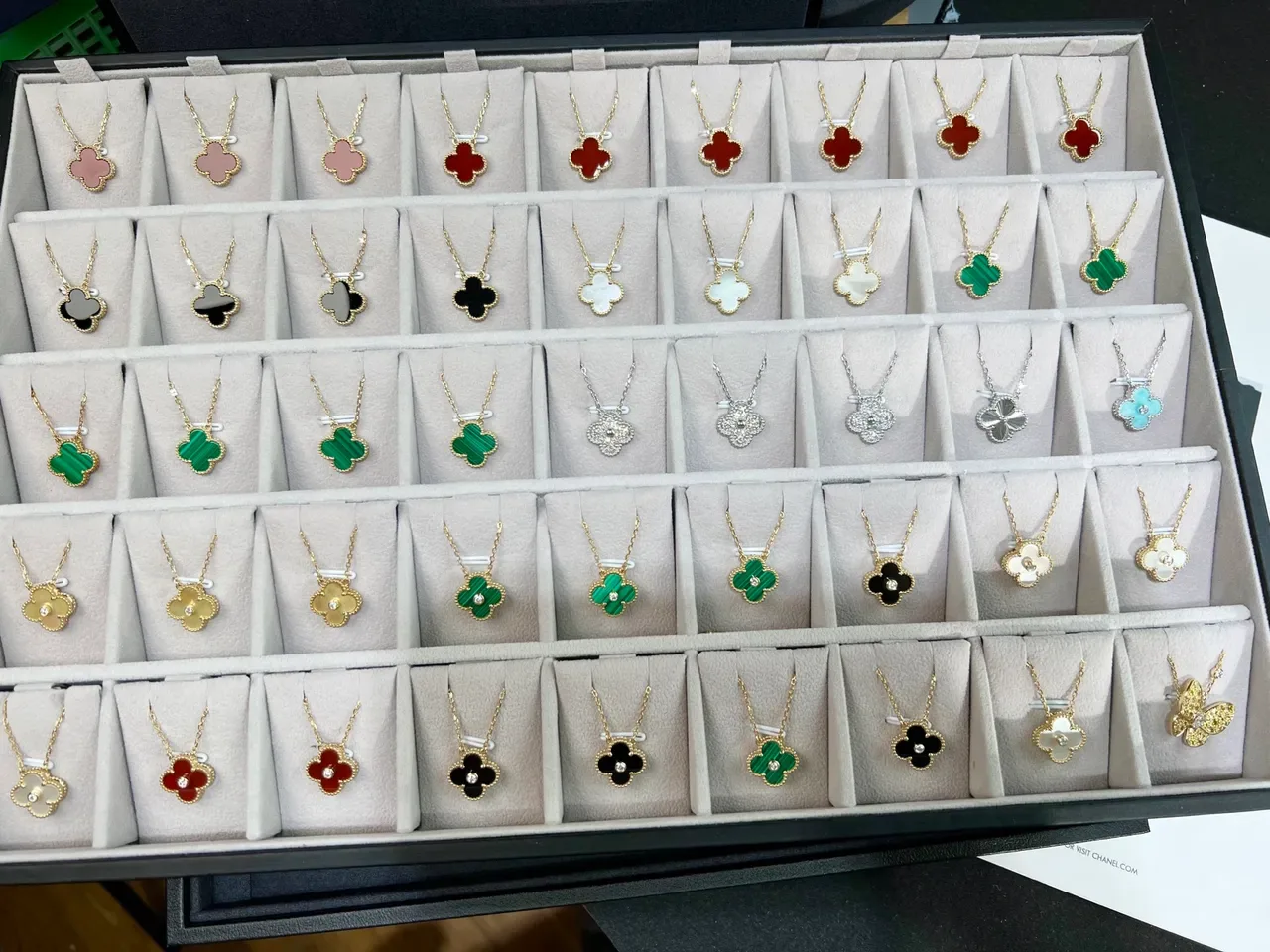 Van Cleef & Arpels Alhambra Collier Trèfle à Quatre Feuilles Incrusté de Pierres en Or 1