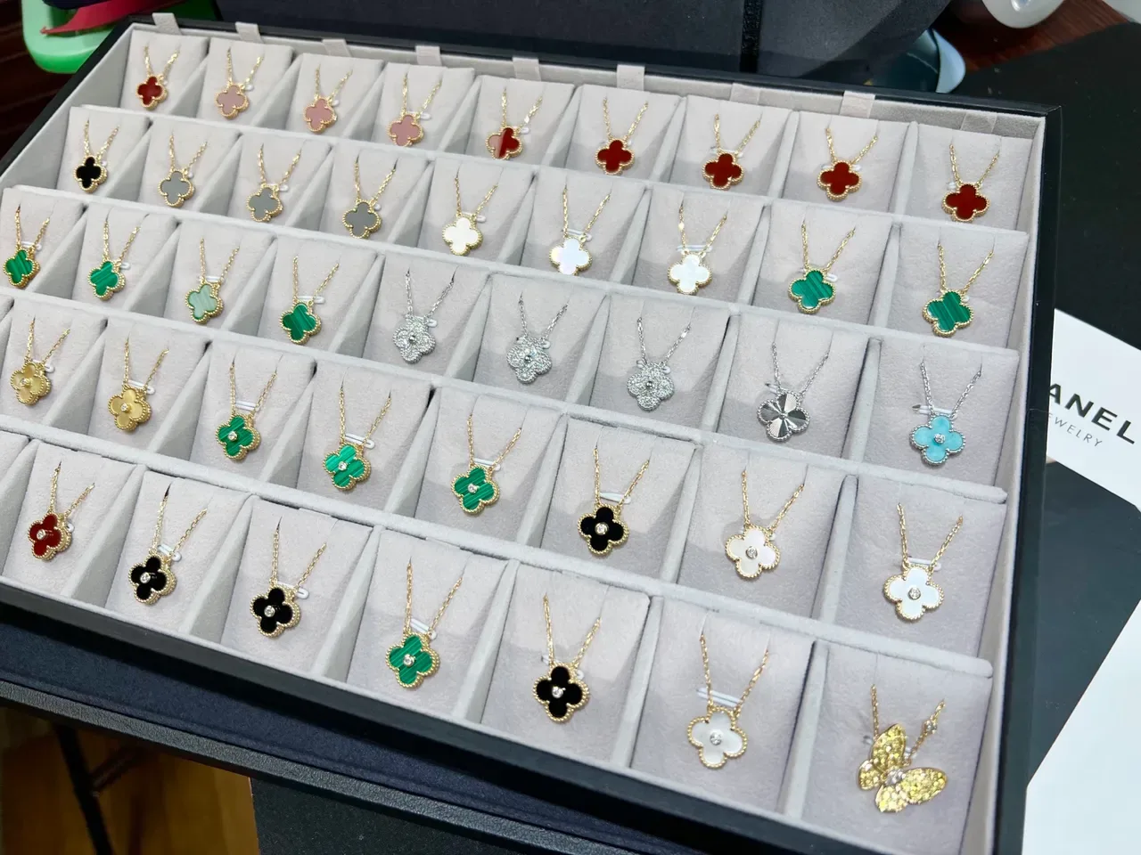 Van Cleef & Arpels Alhambra Collier Trèfle à Quatre Feuilles Incrusté de Pierres en Or 4