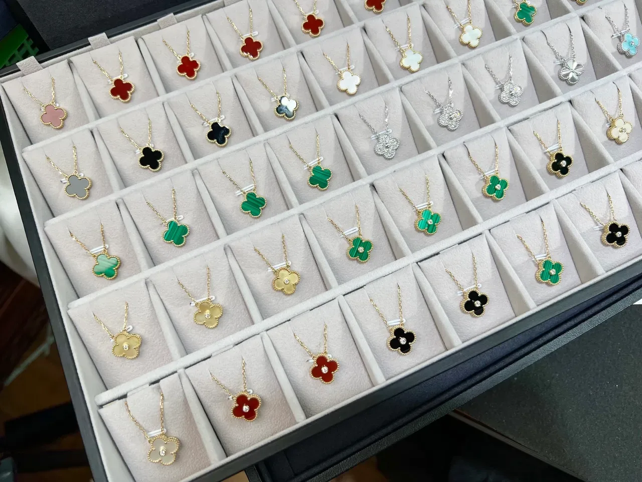 Van Cleef & Arpels Alhambra Collier Trèfle à Quatre Feuilles Incrusté de Pierres en Or 6