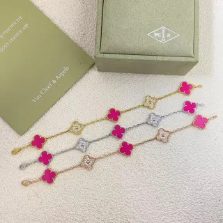 Van Cleef & Arpels Alhambra Émail Fuchsia et Bracelets de Diamants Pavé