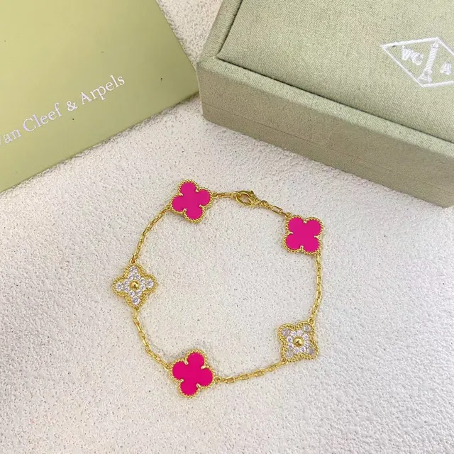 Van Cleef & Arpels Alhambra Émail Fuchsia et Bracelets de Diamants Pavé 3
