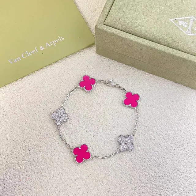 Van Cleef & Arpels Alhambra Émail Fuchsia et Bracelets de Diamants Pavé 4