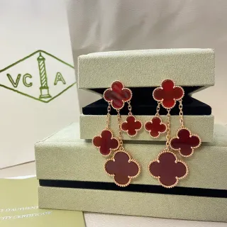 Van Cleef & Arpels Alhambra Triple-Drop أقراط حجر أحمر