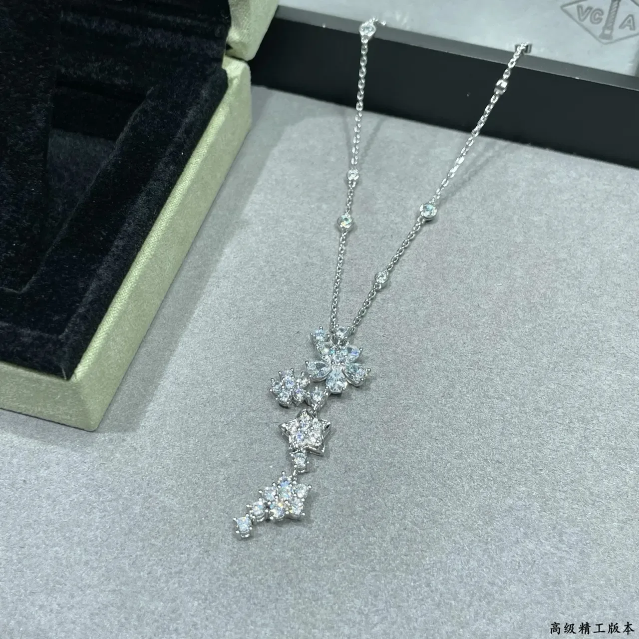 Van Cleef & Arpels Floral Pavé Pendant Necklace 4