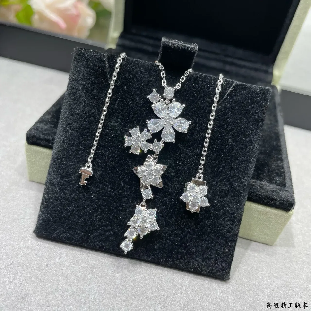 Van Cleef & Arpels Floral Pavé Pendant Necklace 5