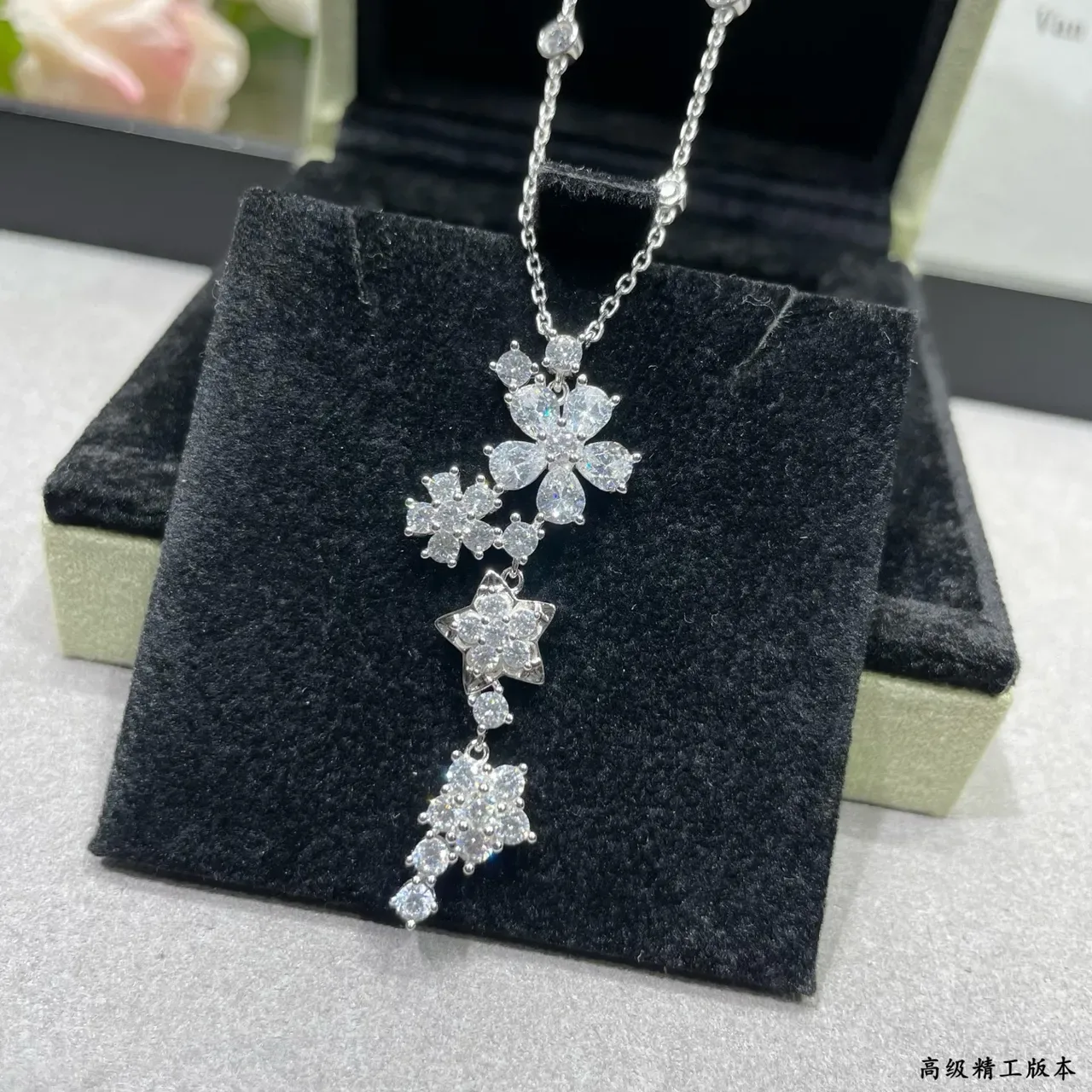 Van Cleef & Arpels Floral Pavé Pendant Necklace 6