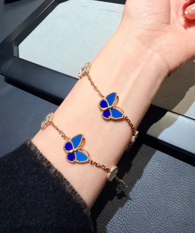 Van Cleef & Arpels Frivole Bracelet charm papillon en émail bleu et blanc 2