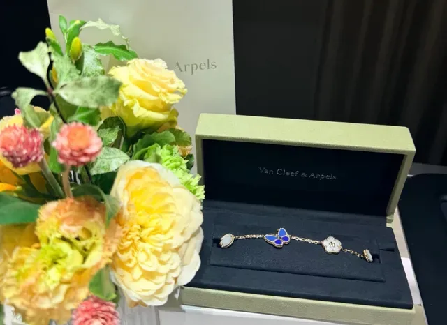 Van Cleef & Arpels Frivole Bracelet charm papillon en émail bleu et blanc 3