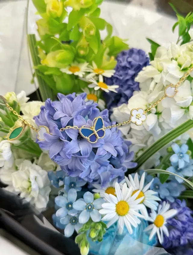 Van Cleef & Arpels Frivole Bracelet charm papillon en émail bleu et blanc 4