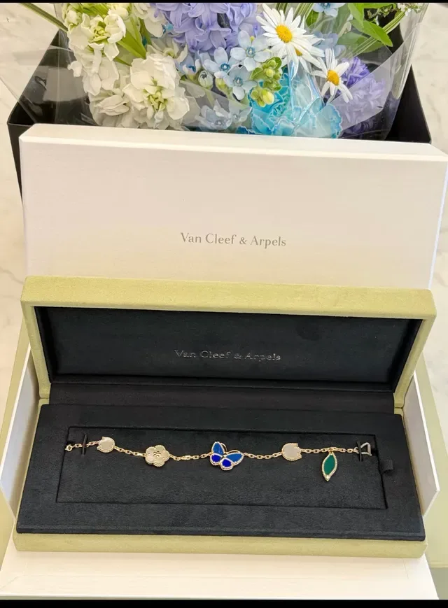 Van Cleef & Arpels Frivole Bracelet charm papillon en émail bleu et blanc 5