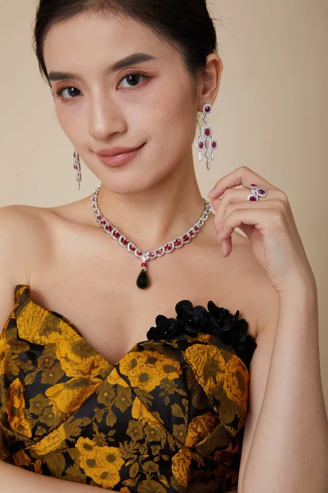 Van Cleef & Arpels Red Green High Jewelry Ruby And Diamond Necklace 2