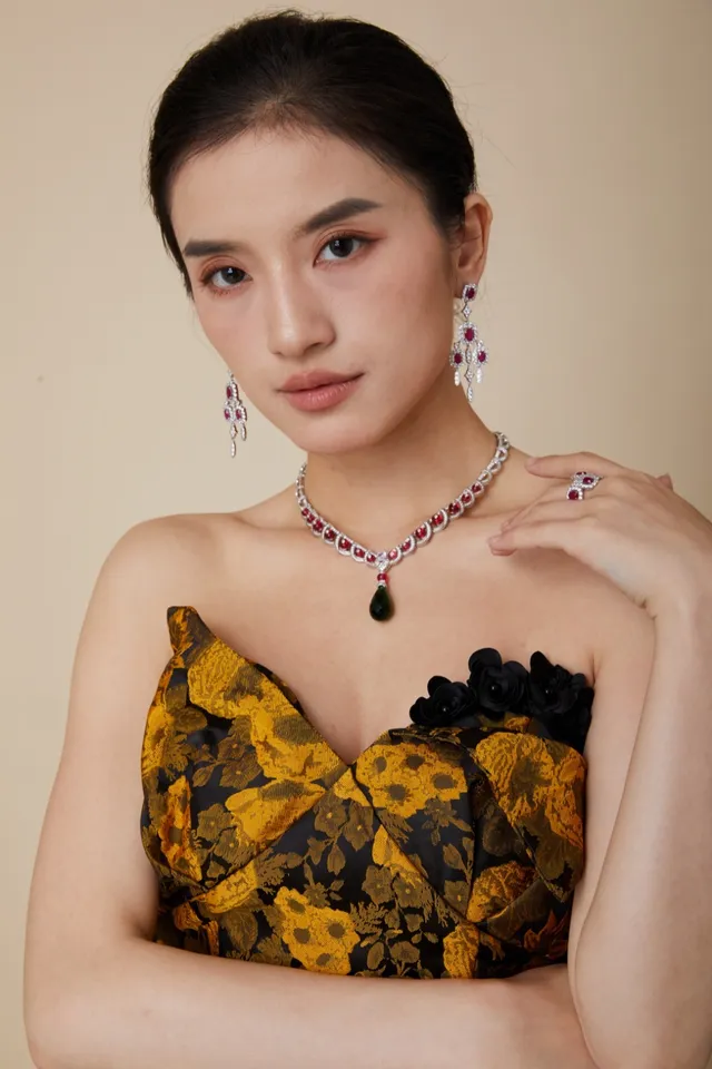Van Cleef & Arpels Red Green High Jewelry Ruby And Diamond Necklace 3