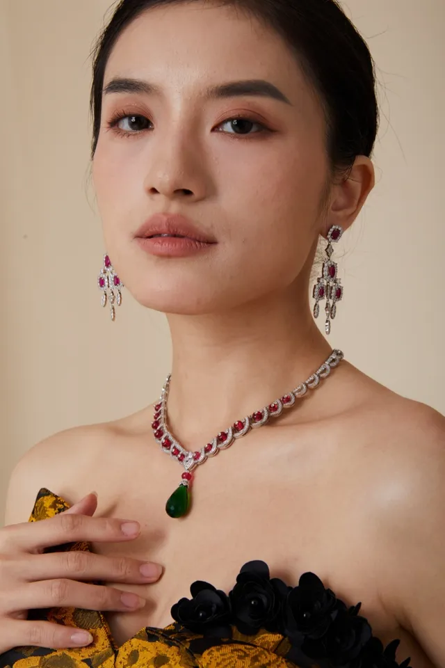 Van Cleef & Arpels Red Green High Jewelry Ruby And Diamond Necklace 4